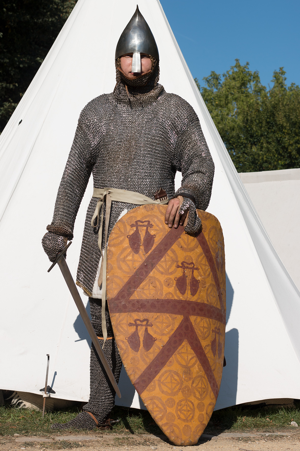 Ein Ritter mit Holzschild vor einem Zelt ist zu sehen.