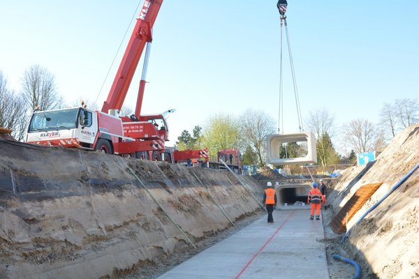 Einblick in die Arbeiten: Ein Kran lässt gerade die Kanalelemente hinunter.