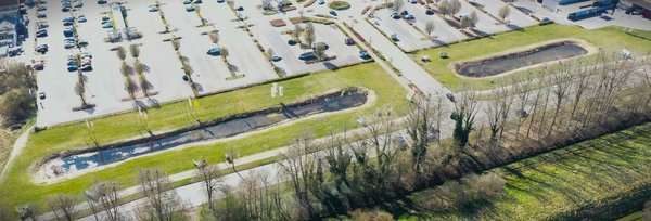 Luftbildaufnahme von 2 kleineren Becken zwischen dem Famila-Parkplatz und der Falkenrotter-Straße