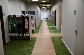 Ein weiterer Flur diesmal mit grünen Elementen. Zeigt in Kombination mit dem anderen Flur, wie bunt und kindgerecht die Schule gestaltet ist.