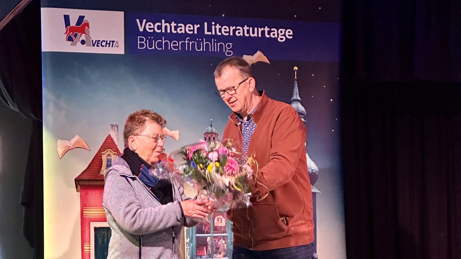 Herbert Fischer überreichte Elisabeth Vatterodt Blumen und einen Gutschein