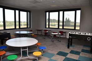 Ein Aufenthaltsraum für Kinder mit Tischkickern 