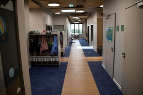 Einer der Flure der Schule mit blauen Elementen.