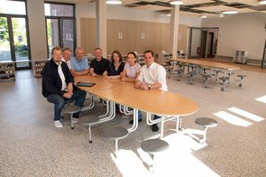 Die wichtigsten Akteure sitzen gemeinsam an einem Tisch. Darunter Bürgermeister Kristian Kater, Erste Stadrätin Sandra Sollmann, der Fachdienstleiter Gebäudemanagement Rüdiger Holzenkamp, Mitarbeiter der Stadt Wilfried Schlarmann, Fachdienstleiter Schule und Sport Hendrik Lammers und die Schulleiterin Annika Bosse.