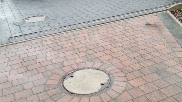 Eine Entwässerungsrinne ist als mögliche Lösung zu sehen.