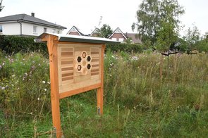 Ein Insektenhotel neben dem Obstbäumen an der Marschkämpe