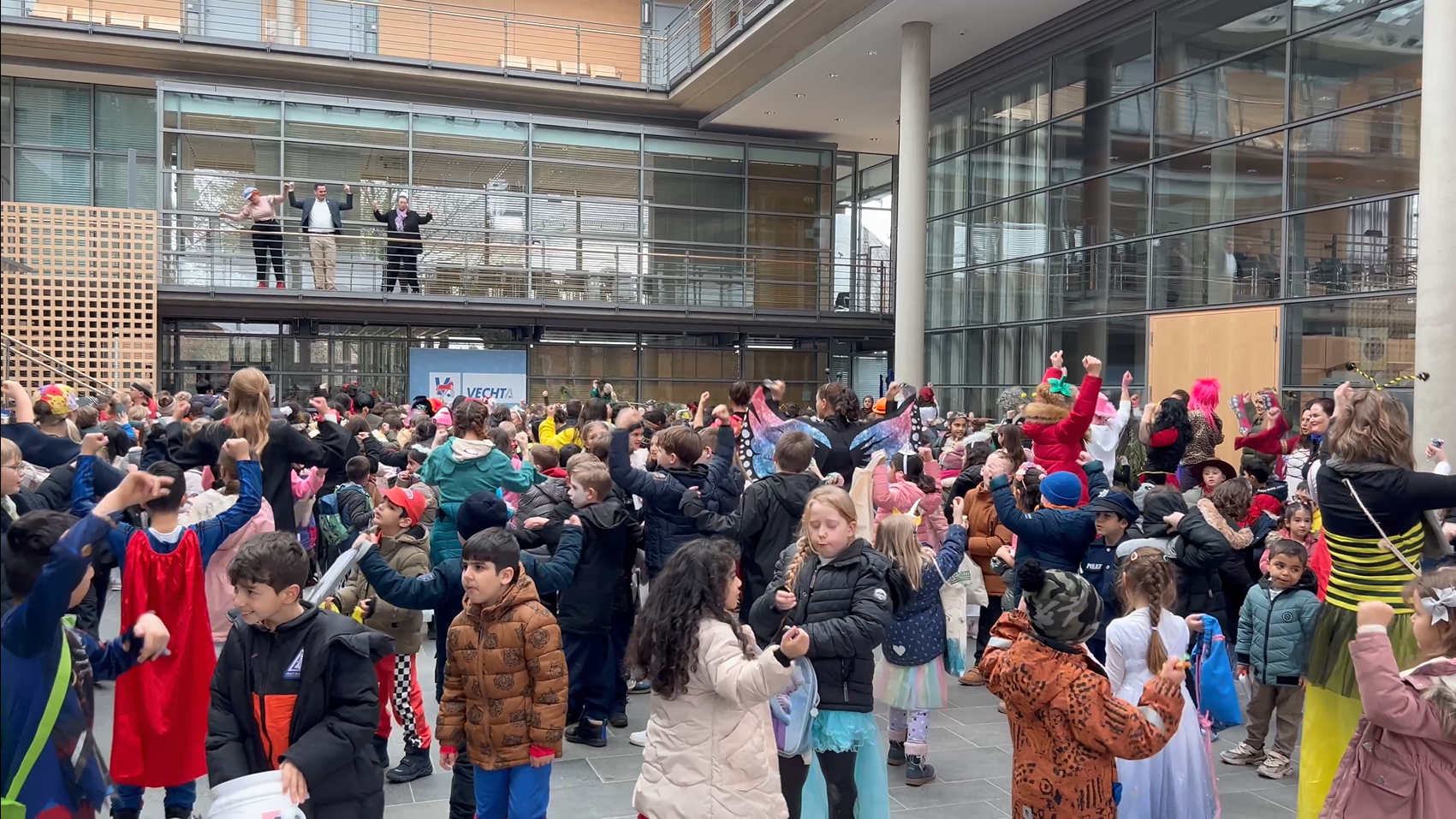 Viele verkleidete Kinder feiern im Rathaus-Foyer