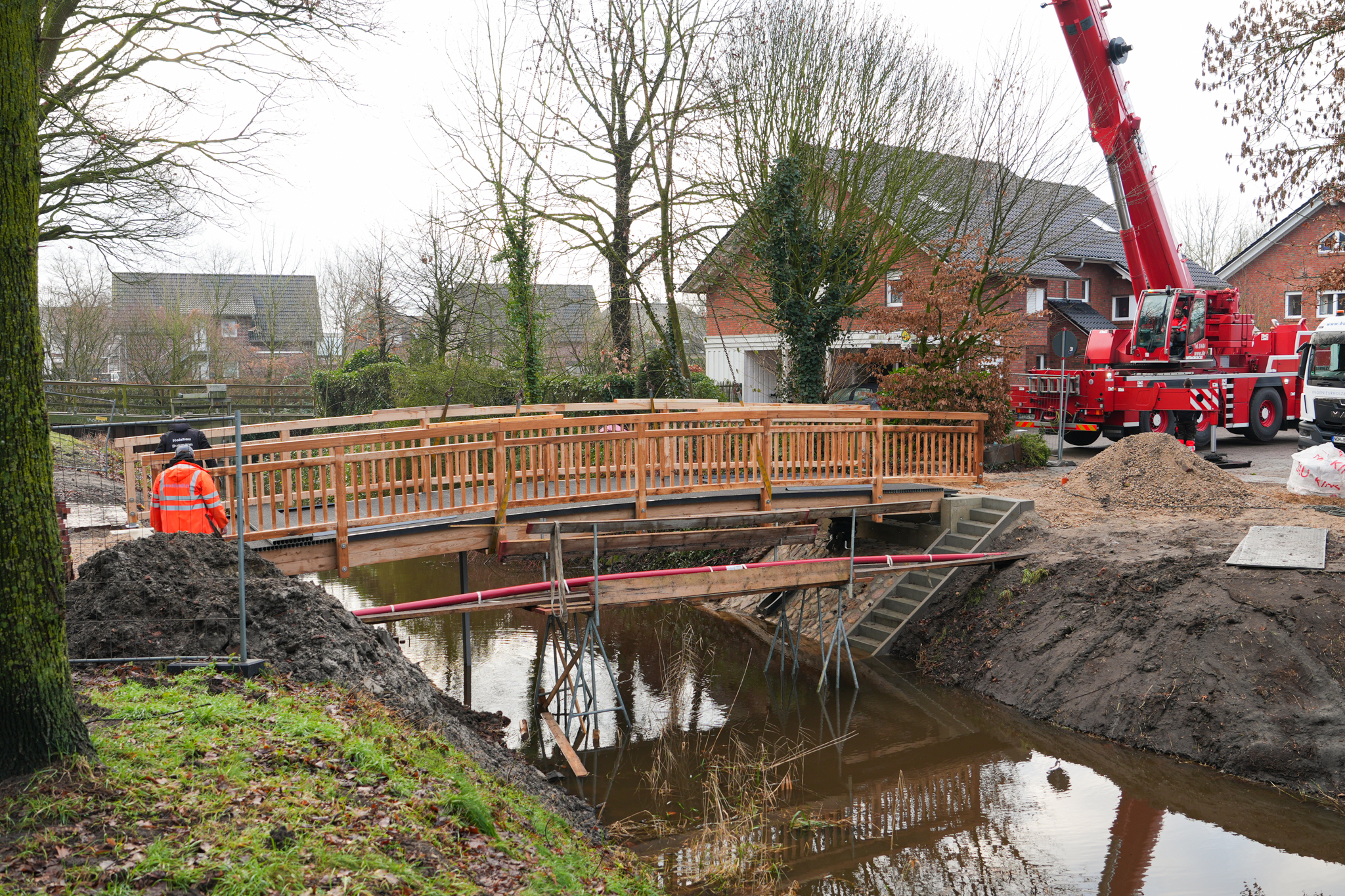 Auf dem Bild ist der Einsatz der neuen Brücke zu sehen